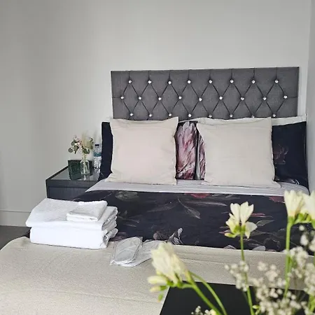 A Spacious Double Room In Bromley-By-Bow London Exterior photo
