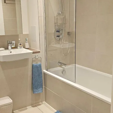 A Spacious Double Room In Bromley-By-Bow London Exterior photo