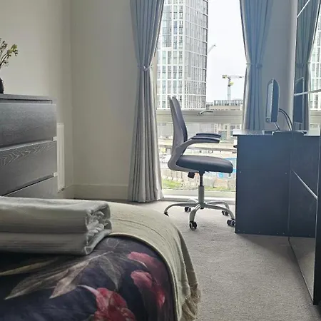 A Spacious Double Room In Bromley-By-Bow London Exterior photo